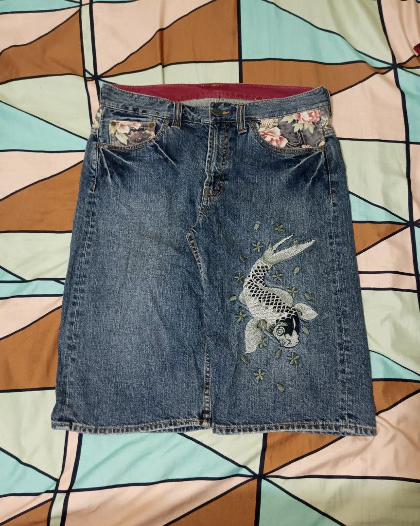 Vintage Sukajan Koi Fish Jorts (Category: Activewear) located in San Pablo. Submitted by thriftyjd (Listing ID 1465766680, Image 1). Description: Dimes: Waist34 x L24 x Leg13 x O10.5 ‎Condition/color rate: 9/10 Presentable condition.