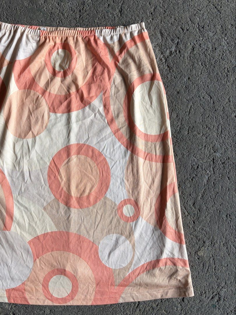 Virdan retro geometric circle pattern midi skirt (Category: Skirts) located in Quezon City. Submitted by ward.drobe (Listing ID 1465773792, Image 2). Description: Virdan skirt M-L.