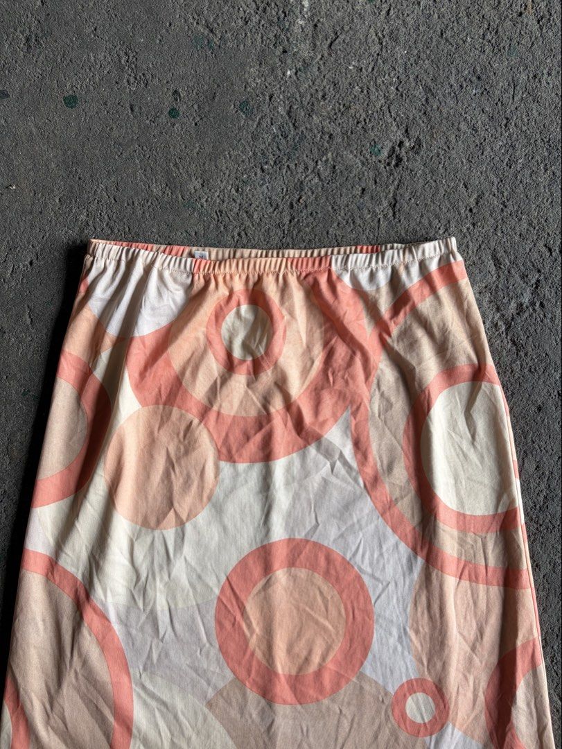 Virdan retro geometric circle pattern midi skirt (Category: Skirts) located in Quezon City. Submitted by ward.drobe (Listing ID 1465773792, Image 3). Description: Virdan skirt M-L.