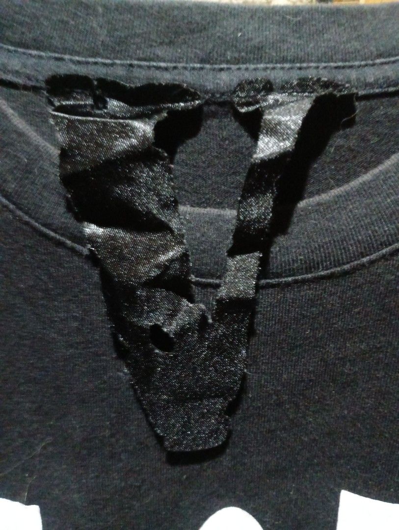 VLONE (Category: Tshirts & Polo Shirts ) located in Caloocan City. Submitted by keenfox-8542 (Listing ID 1465835499, Image 3). Description: Large issue minimal hairline 9.5/10 cr excellent condition.