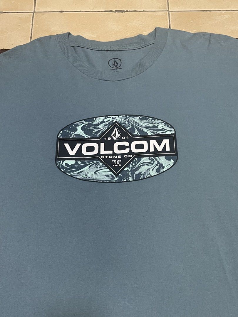 VOLCOM TSHIRT 2XL (Category: Tshirts & Polo Shirts ) located in Batangas. Submitted by streetheadph (Listing ID 1465904570, Image 2). Description: VOLCOM TSHIRT SIZE ON TAG : 2XL DIMES: W 25.5 / L 31.5 CONDITION: VERY GOOD COLOR: LIGHT BLUE or BLUE GREEN COLORRATE: 9.3 / 10 ISSUE: NEED WASH PRICE: 450+ SHIPPING FEE NEED WASH THIS ITEM IS UKAY PLEASE MANAGE YOUR EXPECTATION ALWAYS READ THE DETAILS.