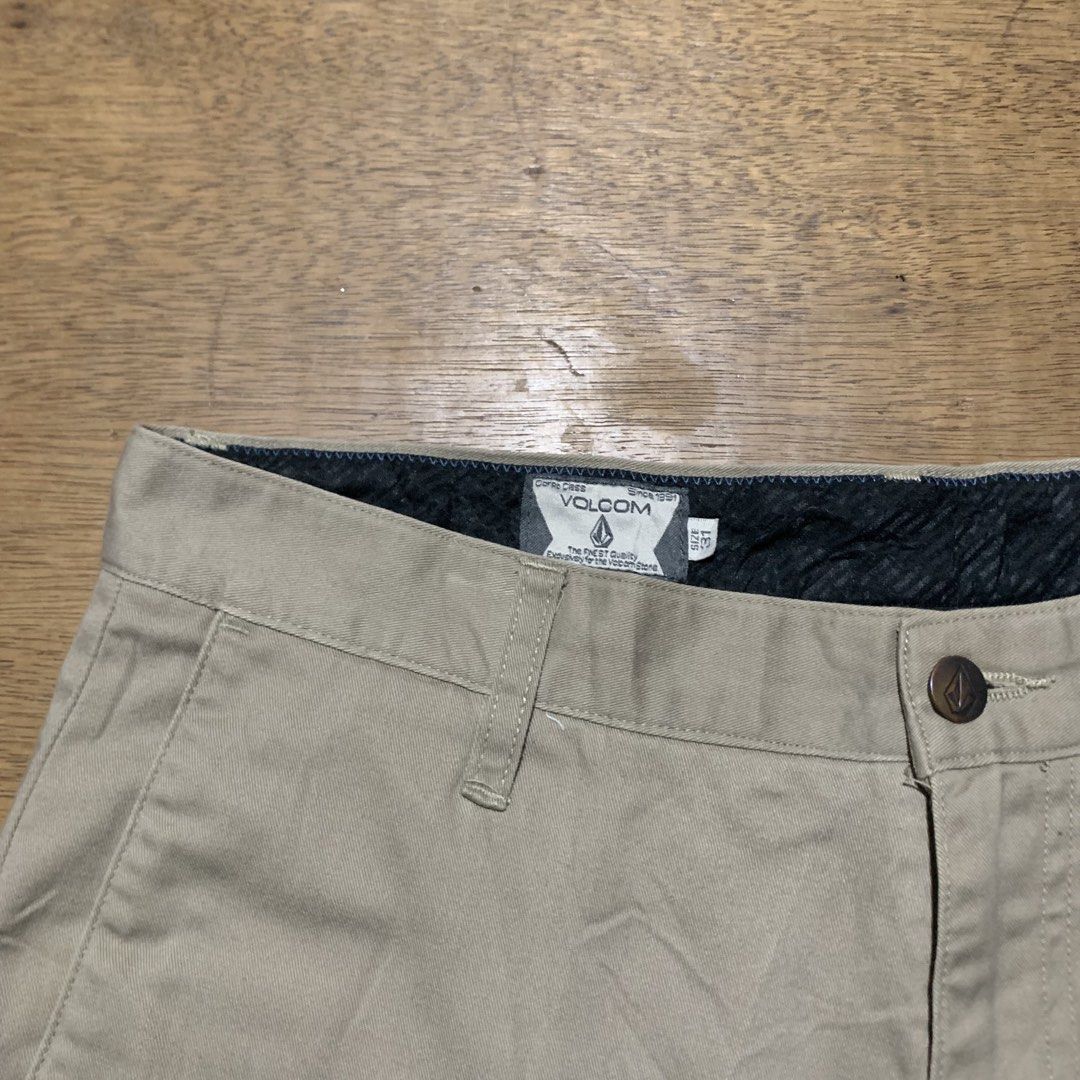 VOLCOM WALKSHORT (Category: Shorts) located in Manila. Submitted by odids (Listing ID 1465953130, Image 3). Description: VOLCOM WALK SHORT ❗️ EXCELLENT TO AS NEW ISSUE : ❌❌❌ SIZE : 31-32 / 20.5 LENGTH COLOR RATE : 9.8 DIRECT MESSAGE 📨 LOCATION : SIBONGA CEBU VOUCH / VC WITH ITEM FOR SAFETY ❗️.