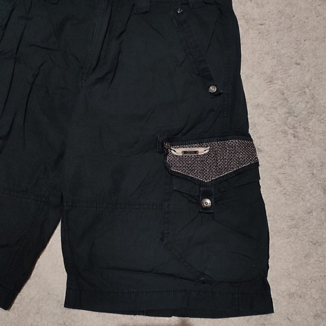 Von Dutch black cargo shorts with patterned pockets (Category: Shorts) located in Manila. Submitted by anthonig (Listing ID 1465868264, Image 3). Description: Length: 23 inches Width: 33 inches Hem: 11 inches Price: 300 pesos Condition: 9/10 Issues: last photo (inside pocket) PM if interested or for inquiries Meetups within MANILA only Can do shipping at buyers expense.
