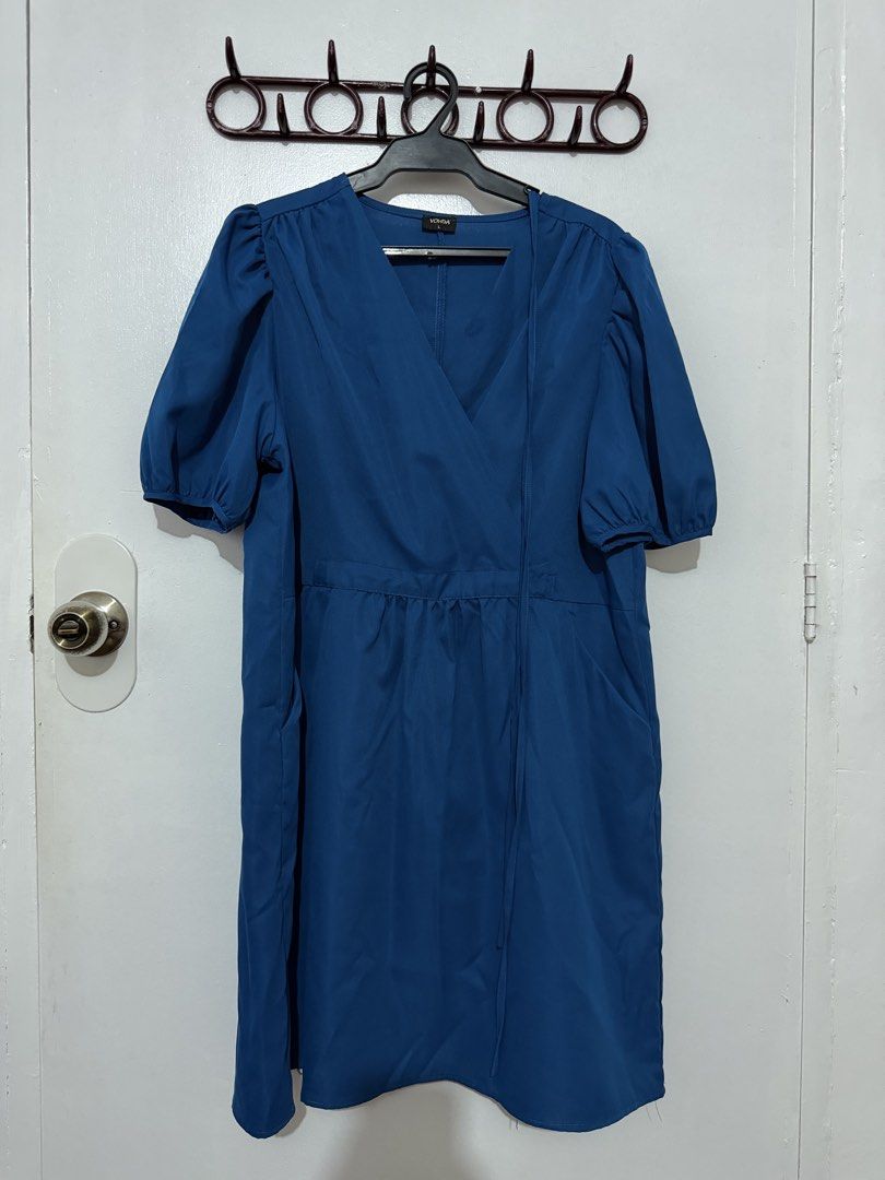 Vonda Blue Wrap Dress Size L (Category: Dresses) located in Las Pinas. Submitted by milkydeclutter (Listing ID 1465939435, Image 1). Description: - Brand/Model: Vonda blue dress - Size: Large - Style: V-neck wrap front with plain solid back - Sleeves: Short puffed sleeves - Features: Gathered elastic waistline and convenient side pockets - Material: Lightweight and easy to throw on - Perfect for: office wear.