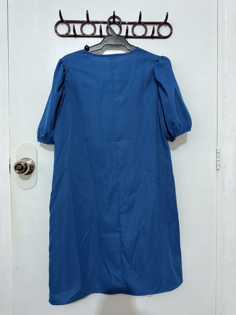 Vonda Blue Wrap Dress Size L (Category: Dresses) located in Las Pinas. Submitted by milkydeclutter (Listing ID 1465939435, Image 3). Description: - Brand/Model: Vonda blue dress - Size: Large - Style: V-neck wrap front with plain solid back - Sleeves: Short puffed sleeves - Features: Gathered elastic waistline and convenient side pockets - Material: Lightweight and easy to throw on - Perfect for: office wear.