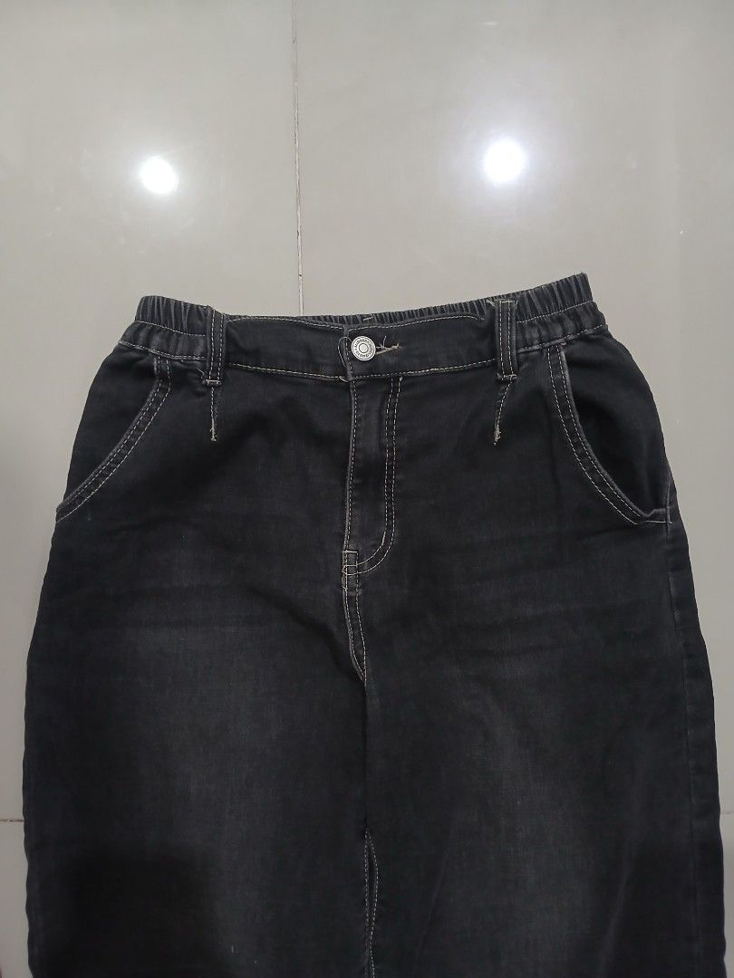 *WASHED BLACK BAGGY JEANS (Category: Jeans) located in Davao. Submitted by reworn.dvo (Listing ID 1465828318, Image 3). Description: Waist: 26-33(stretchable) Thigh: 11in Length: 36in Leg opening: 9in Condition: 10/10 Issue: none Grab: 350(Automatically yours!)+sf Think before buying! be Responsible! STAY REWORN♻️.