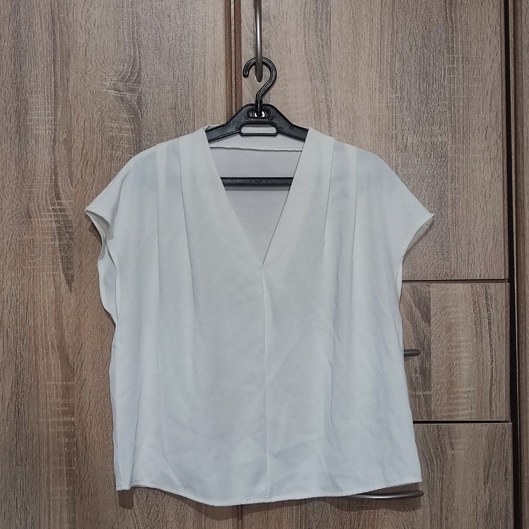 White blouse (Category: Blouses) located in Mandaluyong City. Submitted by thriftythirty (Listing ID 1465817791, Image 1). Description: Used once; in excellent condition.
