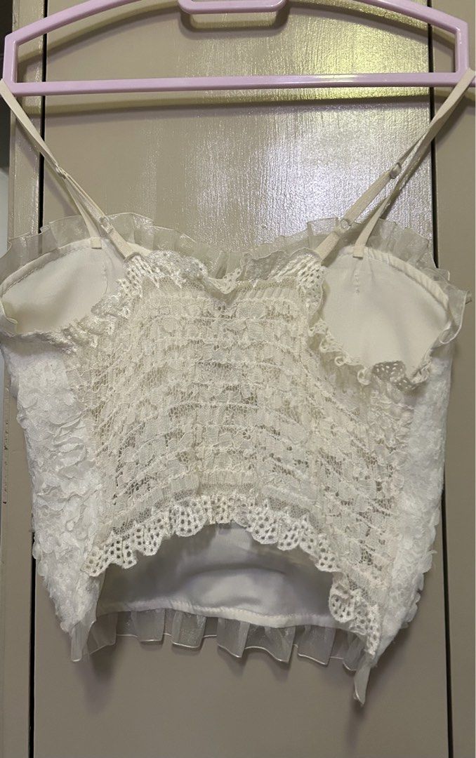 White Corset Top (Category: Sleeveless) located in Manila. Submitted by lueur000 (Listing ID 1465937766, Image 2). Description: Small.