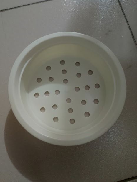 White plastic steamer basket (Category: Cookware & Accessories) located in Quezon City. Submitted by susmaryosep1 (Listing ID 1465796006, Image 1). Description: - Material: Durable white plastic - Design: Round shape with drainage holes for efficient steaming - Versatile: Fits inside standard pots for cooking vegetables, dumplings, and more - Easy Maintenance: Simple to wash and clean after use - Condition: Brand new and ready to use 200.