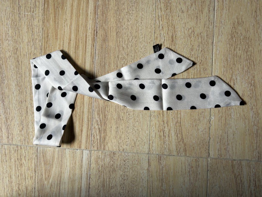 White Polka Dots Scarve (Category: Scarves) located in Dagupan City. Submitted by matchaisinlove (Listing ID 1465793355, Image 3). Description: ‎╭──────────˙ . ꒷ 🍵 . 𖦹˙─╮ MINE:₱60 (first to pay) ‎╰─˙ . ꒷ 🍵 . 𖦹˙──────────╯ — new, 9 stack brand: n flaw: n size: 36in. long 𝓶𝓸𝓭: 𝙹𝙽𝚃 𝓶𝓸𝓹: 𝚐𝚌𝚊𝚜𝚑 — Read my RULES! — thrifted so pls do manage your expectations. ❗no return & cancellation. 🌷feel free to pm me! 📍 Pangasinan, Philippines.