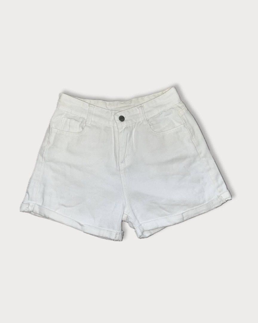 White shorts (Category: Shorts) located in Mariveles. Submitted by lxmbl (Listing ID 1465795115, Image 1). Description: .