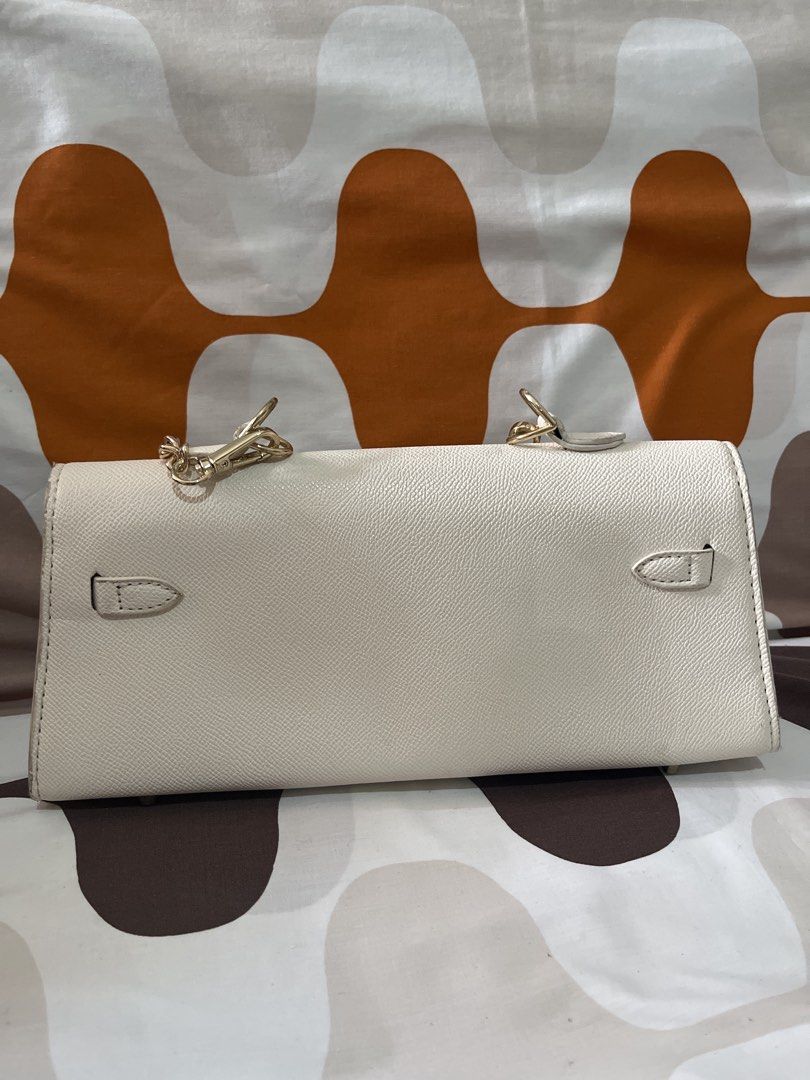 White Structured Shoulder Bag with Gold Chain (Category: Shoulder Bags) located in Las Pinas. Submitted by erenrosc (Listing ID 1465799663, Image 2). Description: - Style: Structured rectangular shoulder bag - Material: Premium white faux leather with neat stitching - Hardware: Elegant gold-tone front flap closure - Strap: Detachable gold chain strap for versatile wear - Interior: Black fabric lining with a spacious main compartment - Perfect for