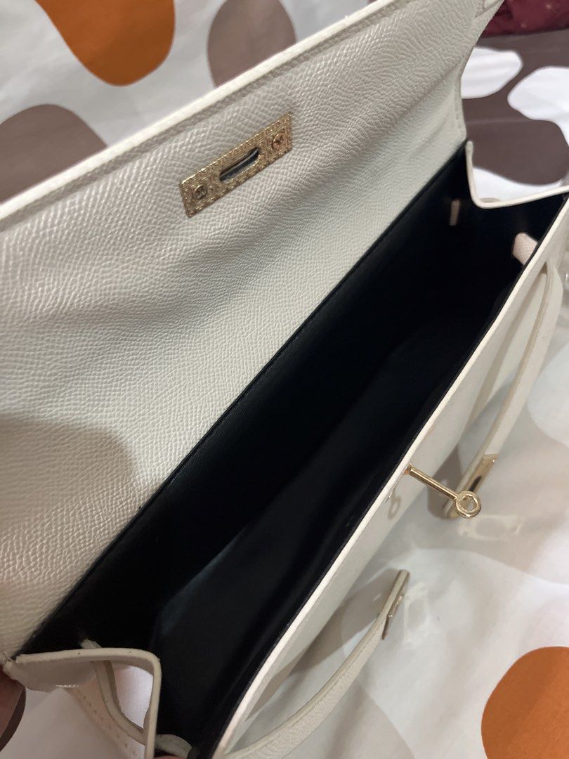 White Structured Shoulder Bag with Gold Chain (Category: Shoulder Bags) located in Las Pinas. Submitted by erenrosc (Listing ID 1465799663, Image 3). Description: - Style: Structured rectangular shoulder bag - Material: Premium white faux leather with neat stitching - Hardware: Elegant gold-tone front flap closure - Strap: Detachable gold chain strap for versatile wear - Interior: Black fabric lining with a spacious main compartment - Perfect for
