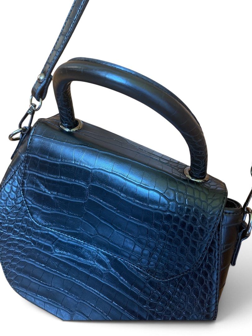XOXO geometric top-handle handbag (Category: Cross-body Bags) located in Santol. Submitted by lululane (Listing ID 1465773621, Image 3). Description: .