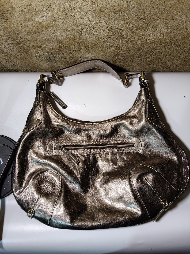 Y2K METALIC SHOULDER BAG (Category: Shoulder Bags) located in Valencia. Submitted by coolwolf_27a64f (Listing ID 1465886814, Image 3). Description: DIMENSION KINDLY CHECK PHOTO FLAWS PEELING UNDER STRAP NO OTHER FLAWS NO HOLES GOOD CONDITION GOOD FOR DAILY USE.