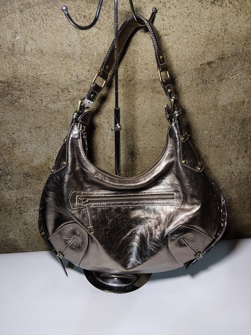 Y2K METALIC SHOULDER BAG (Category: Shoulder Bags) located in Valencia. Submitted by coolwolf_27a64f (Listing ID 1465886814, Image 1). Description: DIMENSION KINDLY CHECK PHOTO FLAWS PEELING UNDER STRAP NO OTHER FLAWS NO HOLES GOOD CONDITION GOOD FOR DAILY USE.