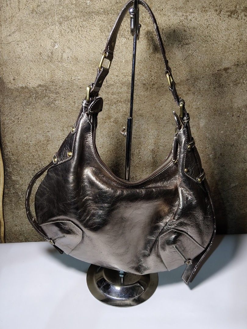 Y2K METALIC SHOULDER BAG (Category: Shoulder Bags) located in Valencia. Submitted by coolwolf_27a64f (Listing ID 1465886814, Image 2). Description: DIMENSION KINDLY CHECK PHOTO FLAWS PEELING UNDER STRAP NO OTHER FLAWS NO HOLES GOOD CONDITION GOOD FOR DAILY USE.