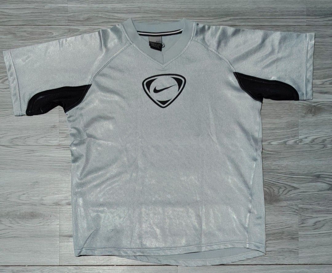 y2k nike crop (Category: Shirts) located in Cavite. Submitted by thrift_finds2000 (Listing ID 1465851898, Image 1). Description: .