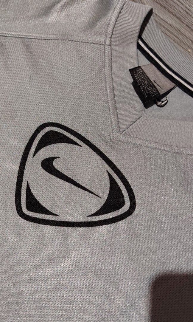 y2k nike crop (Category: Shirts) located in Cavite. Submitted by thrift_finds2000 (Listing ID 1465851898, Image 3). Description: .