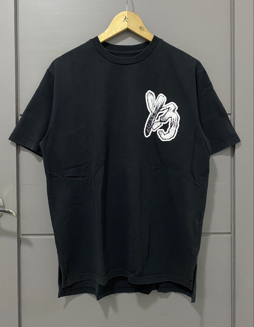 Y-3 Black Graphic Tee Size XL (Category: Tshirts & Polo Shirts ) located in Manila. Submitted by castromerb32733 (Listing ID 1465926614, Image 1). Description: 21.5x27-28.5 .