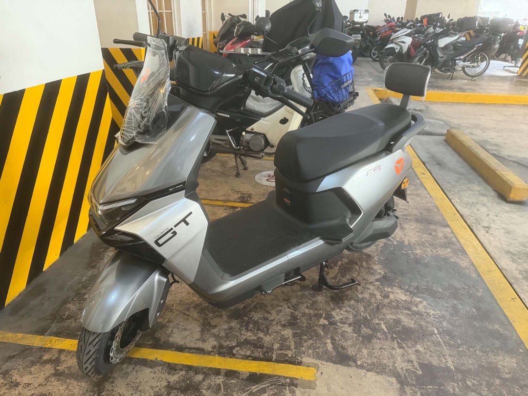 Yadea GT Touring Electric Scooter Grey (Category: Skates, Rollerblades & Scooters) located in Manila. Submitted by katrine_gervacio (Listing ID 1465874038, Image 1). Description: - Model: Yadea GT Touring Electric Scooter - Color: Sleek Grey with Orange accents - Condition: Like new / Barely used, protective plastic still on windscreen and rear backrest - Features: Clean body with zero scratches, black seat, floor mat, handlebars, and dual kickst