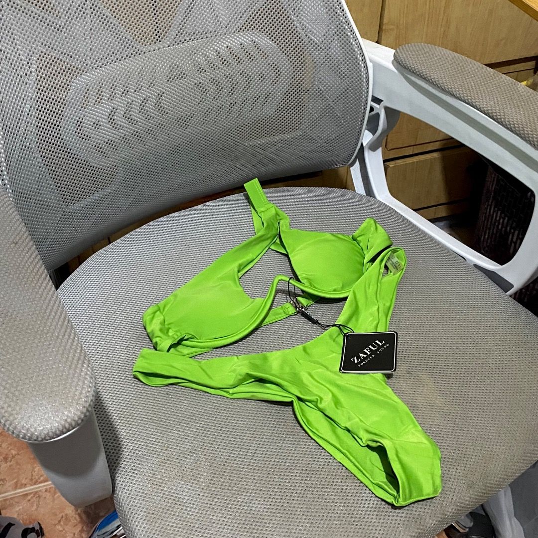 ZAFUL Neon Green Bikini (Category: Bikinis & Swimsuits) located in Antipolo. Submitted by annedeclutterss (Listing ID 1465894076, Image 1). Description: - Brand: ZAFUL - Color: Bright neon green - Size: M .