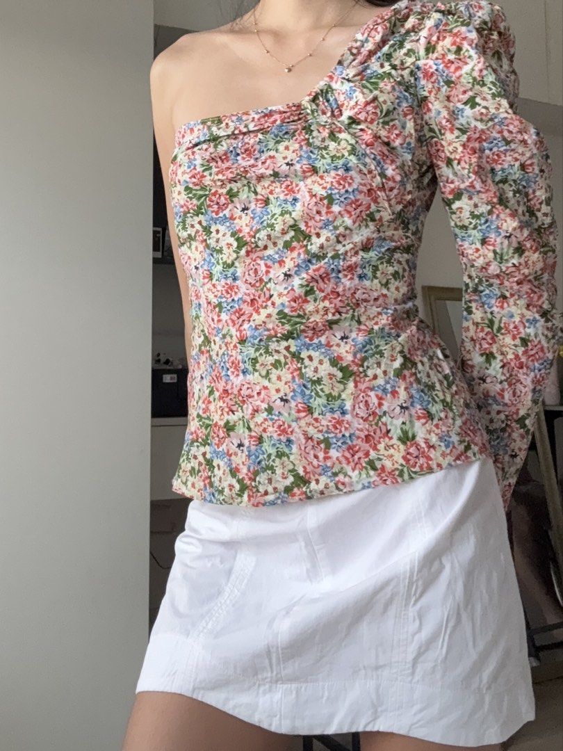 ZARA - Asymmetric Floral Print Top (Category: Longsleeves) located in Cebu City. Submitted by bnta.bnta (Listing ID 1465844261, Image 1). Description: Zara Asymmetric Floral Print Top featuring a one-shoulder design, a long sleeve on one side, and a vibrant multicolored floral pattern..