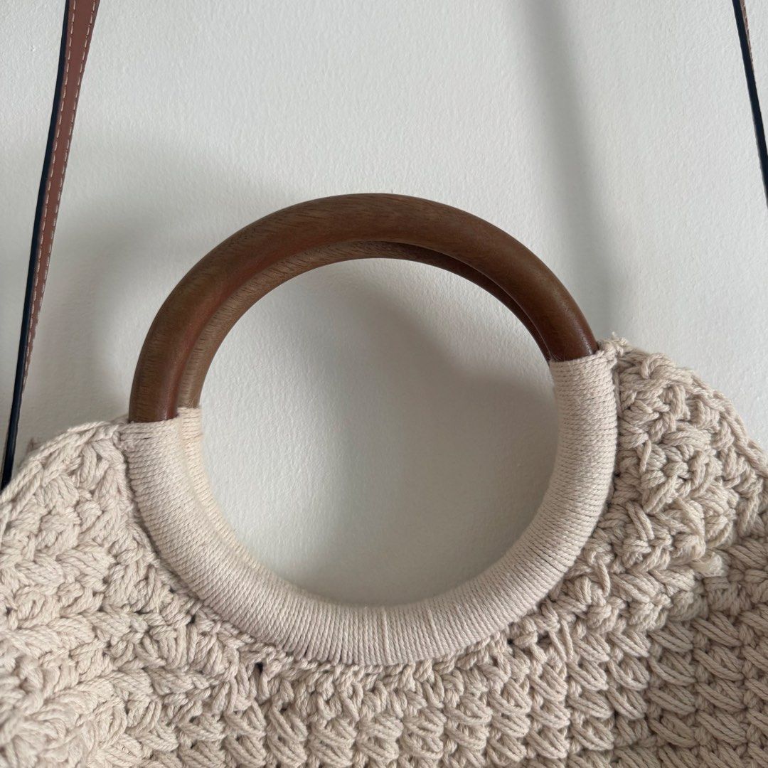 Zara bag (Category: Luxury Bags & Wallets) located in Manila. Submitted by apparella.ph (Listing ID 1465868876, Image 3). Description: Used 3x knly sa u.s No flaws 10/10 condition Super pretty Originally almost 3k.