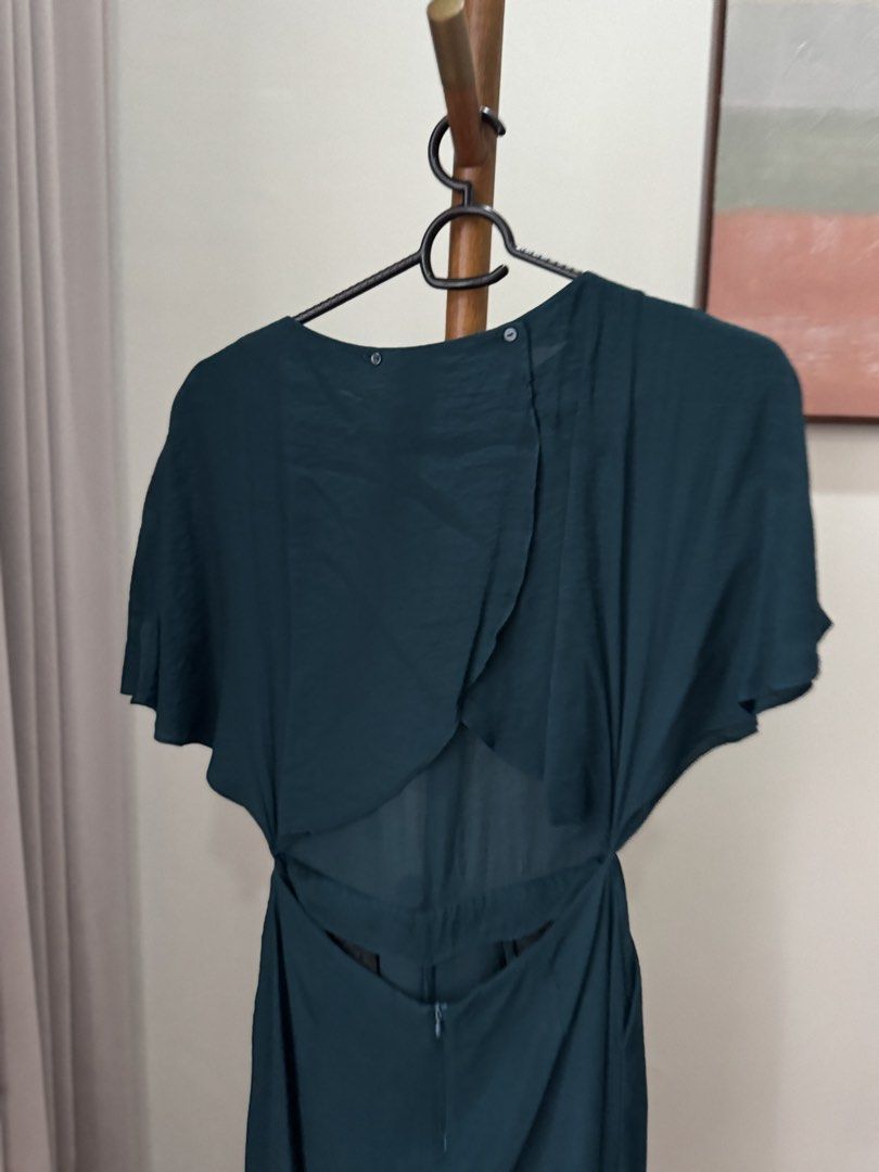 Zara Basic Collection Dark Green Jumpsuit Size S (Category: Jumpsuits) located in Pasig City. Submitted by kutleyn (Listing ID 1465759746, Image 3). Description: - Brand: Zara Basic Collection - Color: Dark Green - Size: S (EUR S, USA S, MEX 26) - Made in Morocco - Style: Short sleeves, round neckline, open back with top buttons and bottom zipper, wide-leg silhouette - Fabric: Lightweight.