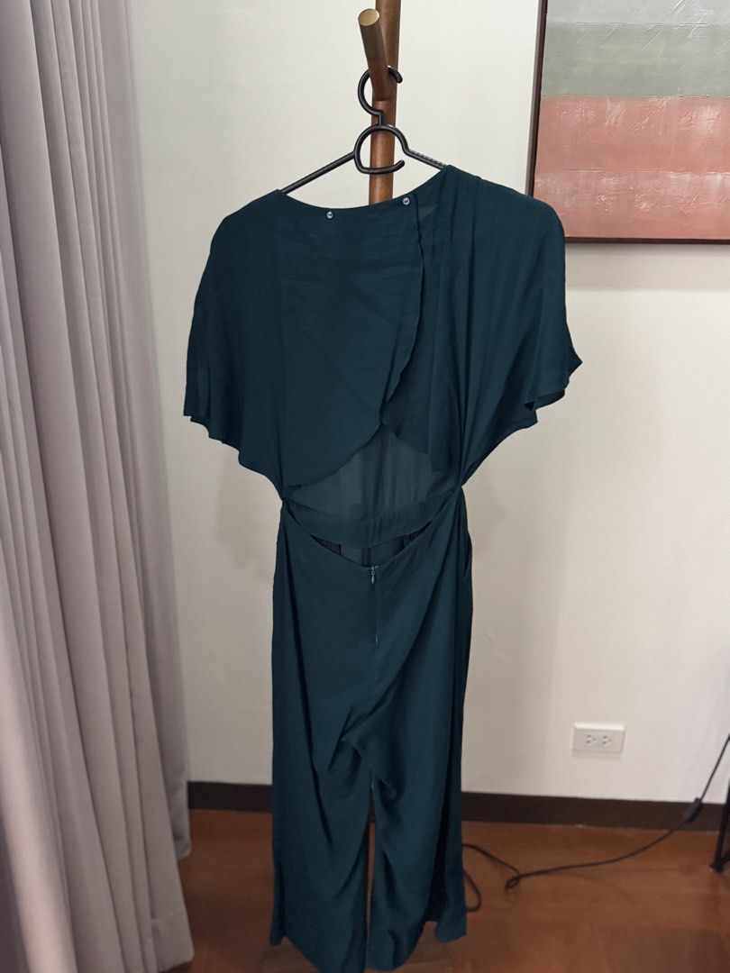 Zara Basic Collection Dark Green Jumpsuit Size S (Category: Jumpsuits) located in Pasig City. Submitted by kutleyn (Listing ID 1465759746, Image 2). Description: - Brand: Zara Basic Collection - Color: Dark Green - Size: S (EUR S, USA S, MEX 26) - Made in Morocco - Style: Short sleeves, round neckline, open back with top buttons and bottom zipper, wide-leg silhouette - Fabric: Lightweight.