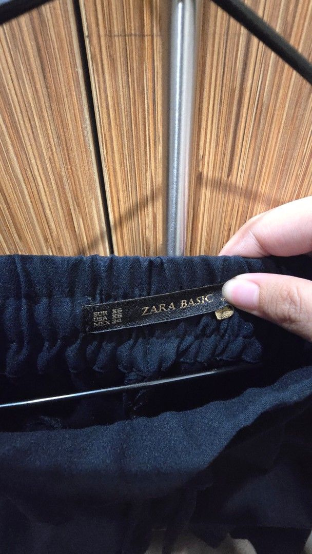 Zara Basic Drawstring Pants Trousers (Category: Jeans) located in Cebu City. Submitted by kitty_12345_ (Listing ID 1465862278, Image 2). Description: - Brand: Zara Basic - Size: XS - Color: Black - Waist: Elastic with adjustable drawstring closure - Fit: Comfortable and easy to pair with casual tops or blouses - Style: Simple staple piece ideal for daily wear or casual outings MOP: gcash, mari, maya, gotyme MOD: Lbc Meetup: Parkmall.