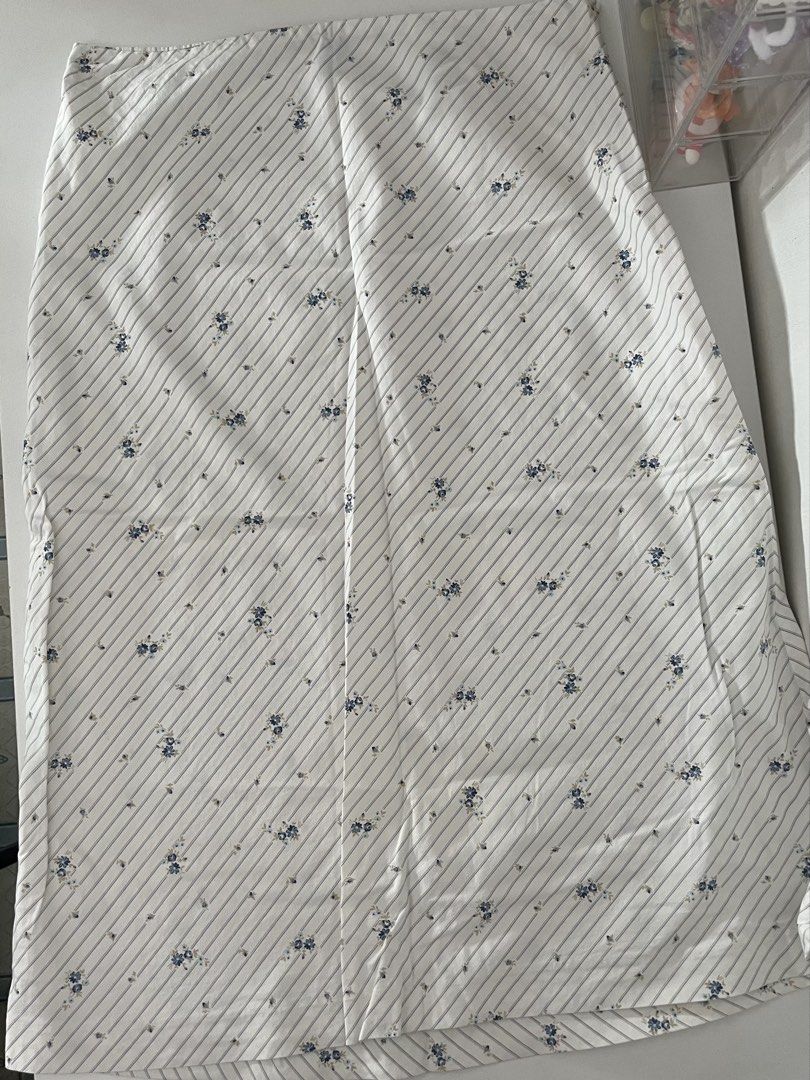 Zara Basic Floral Striped Midi Skirt (Category: Skirts) located in Cavite. Submitted by ysieunz (Listing ID 1465837862, Image 2). Description: disclaimer: all clothes are preloved but still in good-as-new condition and were only used 1–2 times. the color may vary due to lighting, but all details will be stated in the description. 📍 General Trias, Cavite 💰 GCash/Maya 🚚 JNT/SDD/Meet Up.