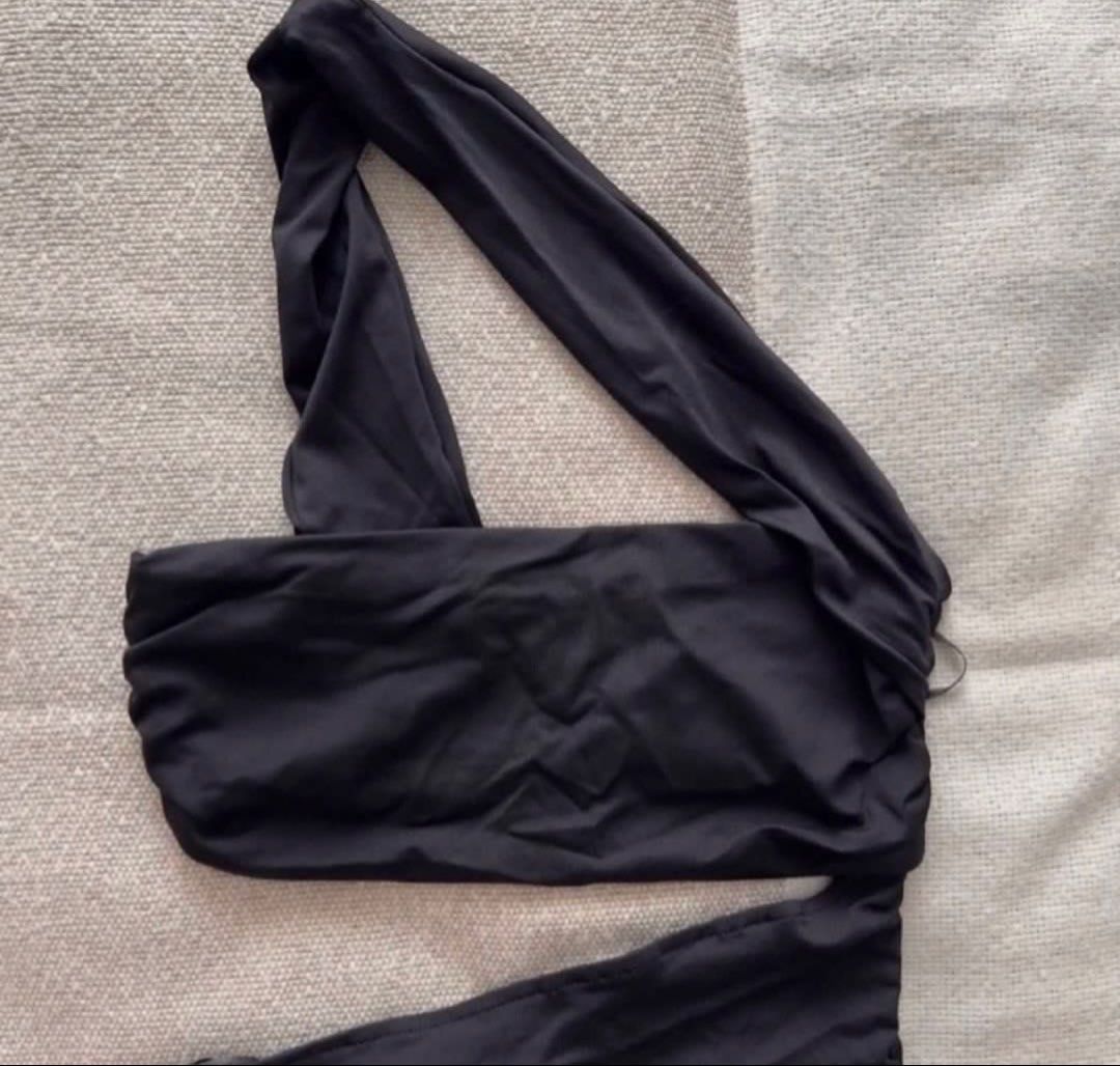 ZARA Black One-Shoulder Cut-Out Bodysuit (Category: Sleeveless) located in Pasig City. Submitted by jenscloset86 (Listing ID 1465924115, Image 2). Description: Brand: ZARA Size: Medium • BRAND NEW WITH TAG • No flaws, no damage • Original price at P1,595 - Chic black one-shoulder bodysuit - Flattering side ruching detail - Comfortable thong bottom - Secure snap closure at crotch - Versatile piece for layering or standalone wear.