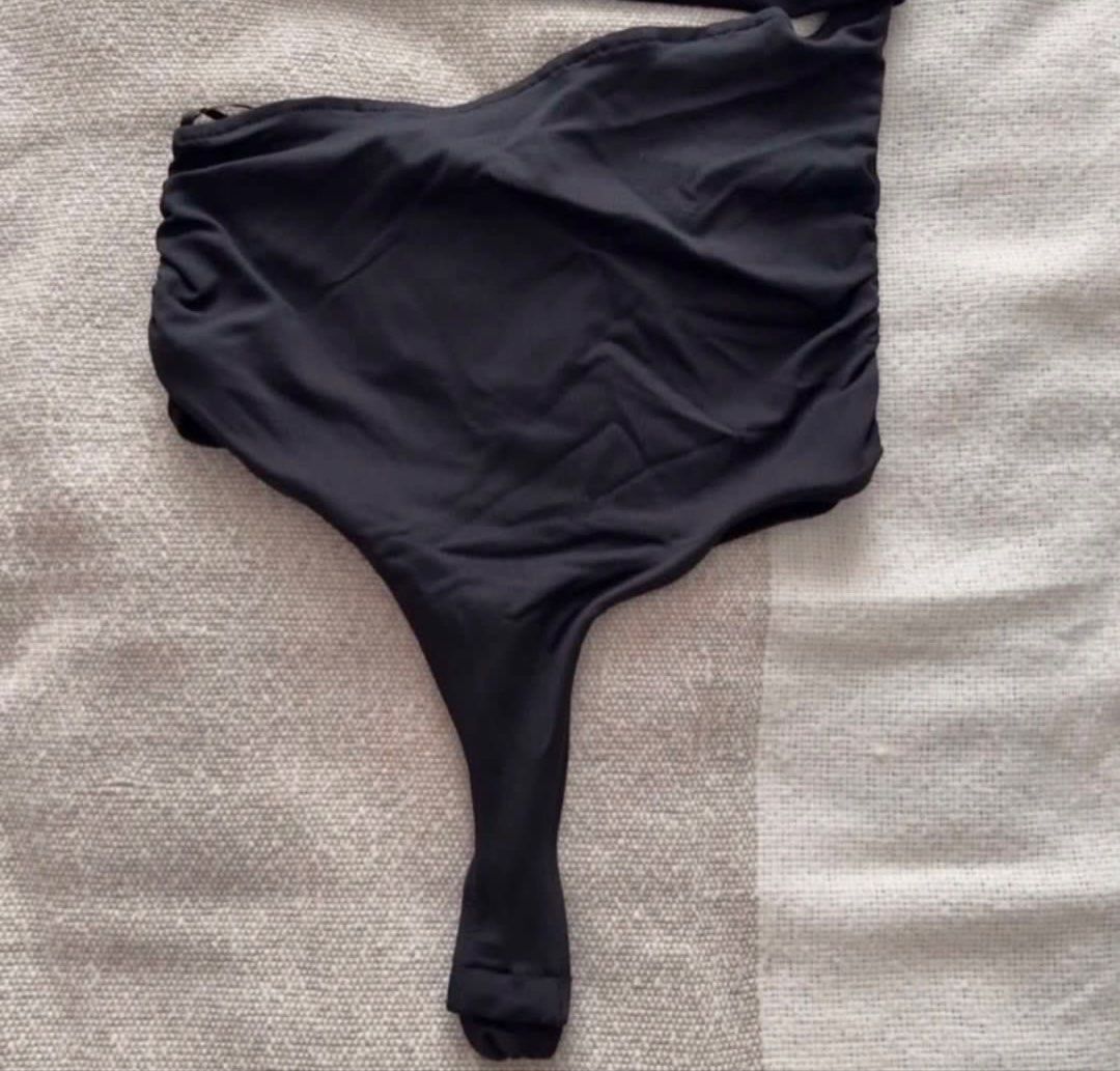 ZARA Black One-Shoulder Cut-Out Bodysuit (Category: Sleeveless) located in Pasig City. Submitted by jenscloset86 (Listing ID 1465924115, Image 3). Description: Brand: ZARA Size: Medium • BRAND NEW WITH TAG • No flaws, no damage • Original price at P1,595 - Chic black one-shoulder bodysuit - Flattering side ruching detail - Comfortable thong bottom - Secure snap closure at crotch - Versatile piece for layering or standalone wear.