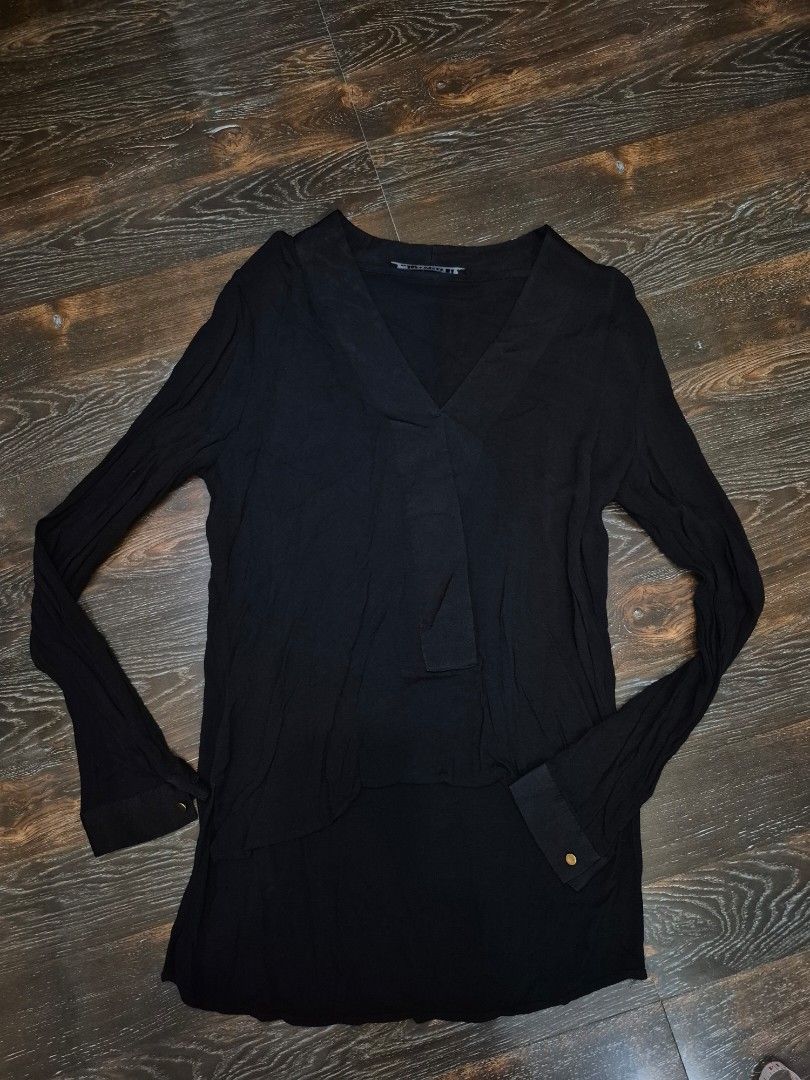 Zara Black Top (Category: Longsleeves) located in Santa Cruz. Submitted by deenem (Listing ID 1465797549, Image 2). Description: Medium on Tag Bust:18.5(37) inch Lenght:24-28 inch.