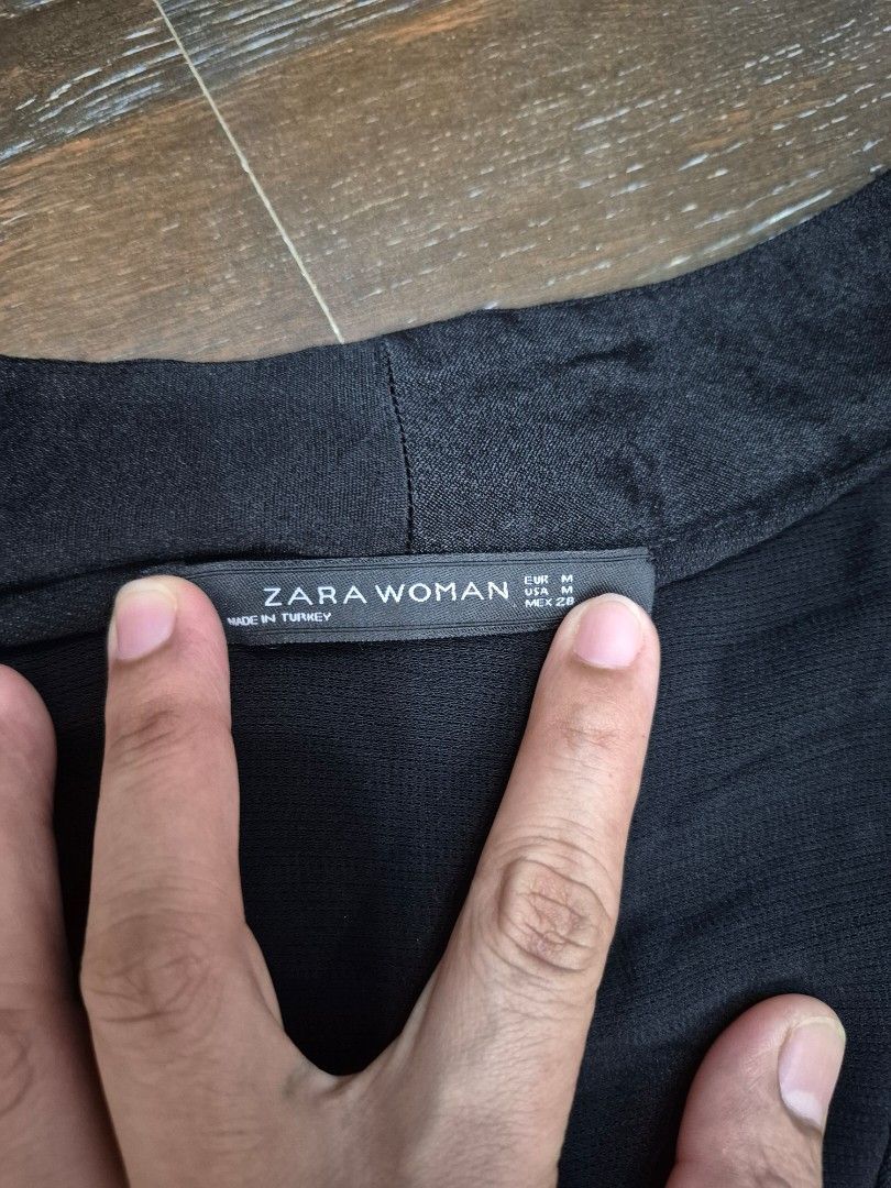 Zara Black Top (Category: Longsleeves) located in Santa Cruz. Submitted by deenem (Listing ID 1465797549, Image 3). Description: Medium on Tag Bust:18.5(37) inch Lenght:24-28 inch.