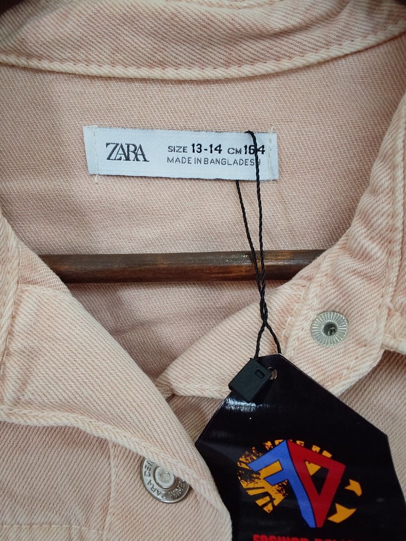 Zara crop denim jacket (Category: Coats, Jackets and Outerwear) located in Quezon City. Submitted by kema2191 (Listing ID 1465809830, Image 3). Description: .