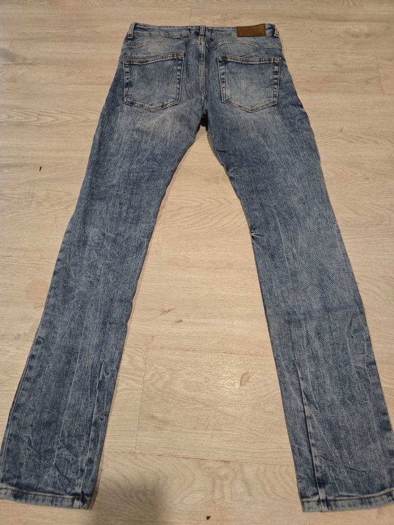Zara Man demin Collection bottom pants (Category: Jeans) located in Mandaluyong City. Submitted by miecaella (Listing ID 1465933918, Image 3). Description: .