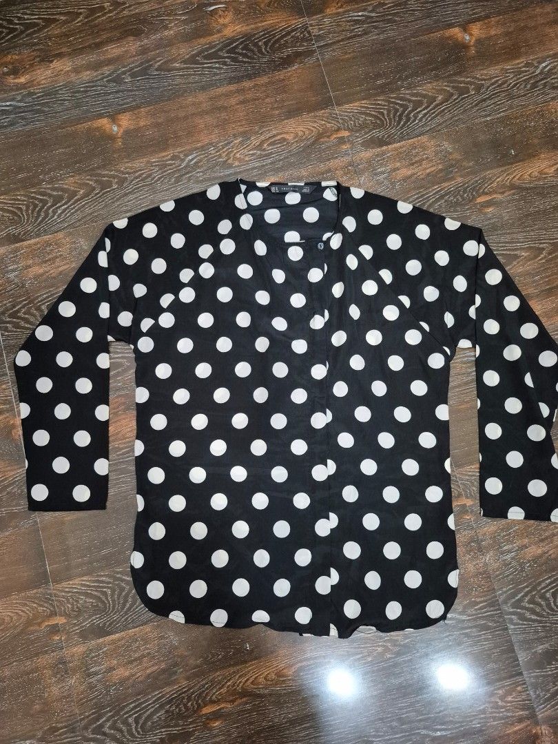 Zara Polka Dot Blouse (Category: Blouses) located in Santa Cruz. Submitted by deenem (Listing ID 1465804083, Image 2). Description: Medium on Tag Bust:19(38) inch Lenght:25 inch.