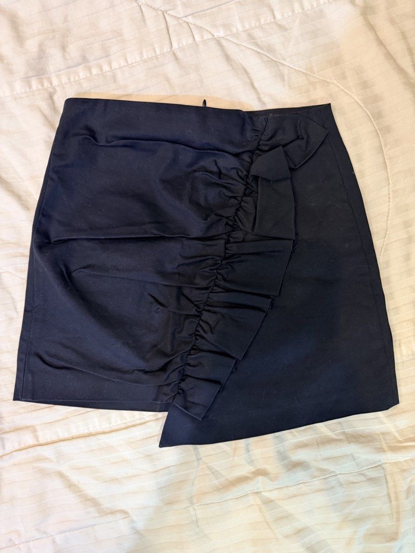 ZARA Ruffle Mini Skirt (Category: Skirts) located in Quezon City. Submitted by stylists0wn (Listing ID 1465843467, Image 3). Description: Brand new ✨ Kept unworn. RFS Never fitted me, impulse buy. .