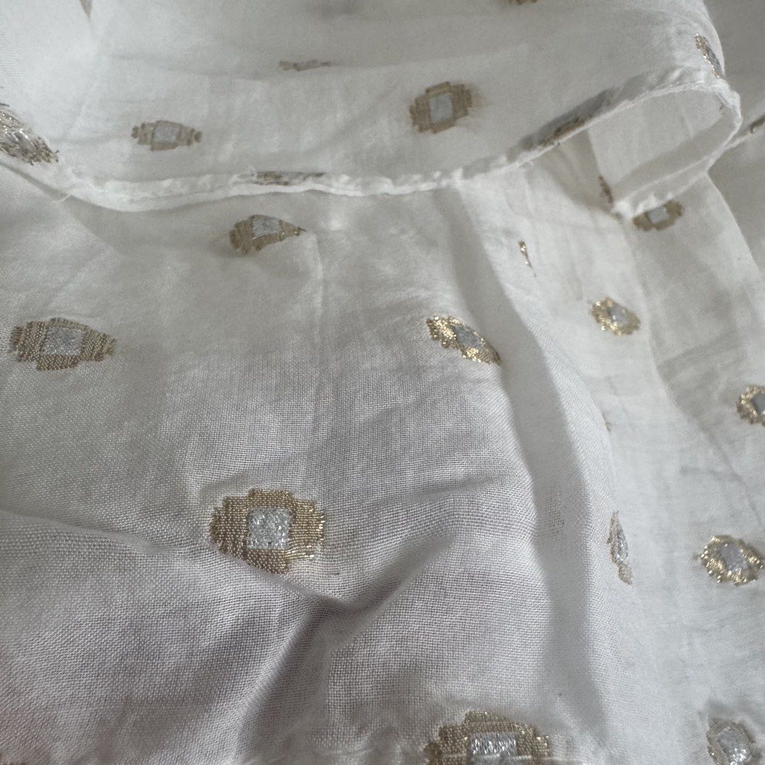 Zara skirt (Category: Skirts) located in Manila. Submitted by apparella.ph (Listing ID 1465834622, Image 3). Description: So pretty Used once in puerto rico. Check last pic for ww 10/10 With inner lining Waist: 28-46( super garterized/strechable).