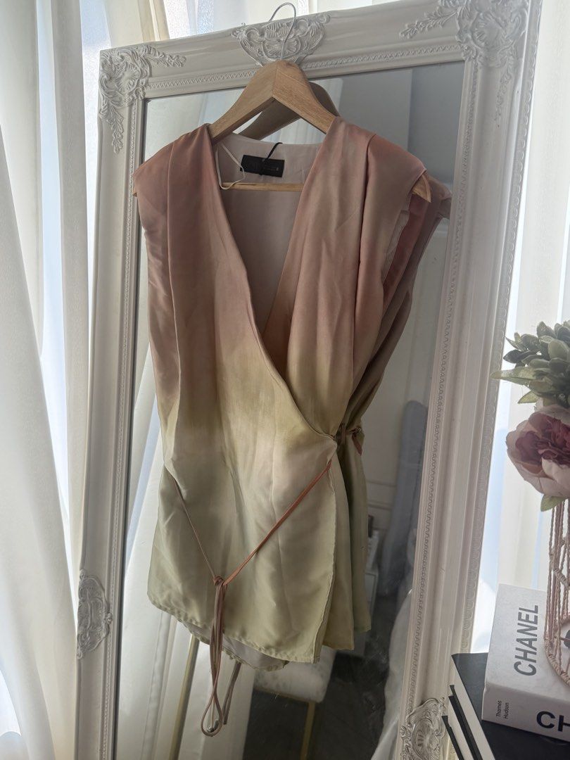 Zara tie dye top (Category: Sleeveless) located in Bulacan. Submitted by betterbuysmanila (Listing ID 1465764242, Image 2). Description: Available in medium and large.