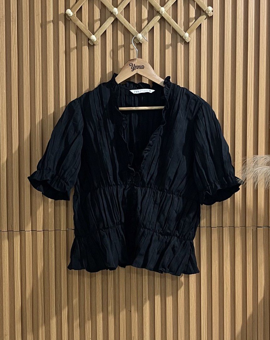 Zara Top (Category: Blouses) located in Caloocan City. Submitted by ynna_27 (Listing ID 1465832796, Image 2). Description: Zara Blouse Used - Good as new Color : Black Medium - Large Issue : x Price 580.