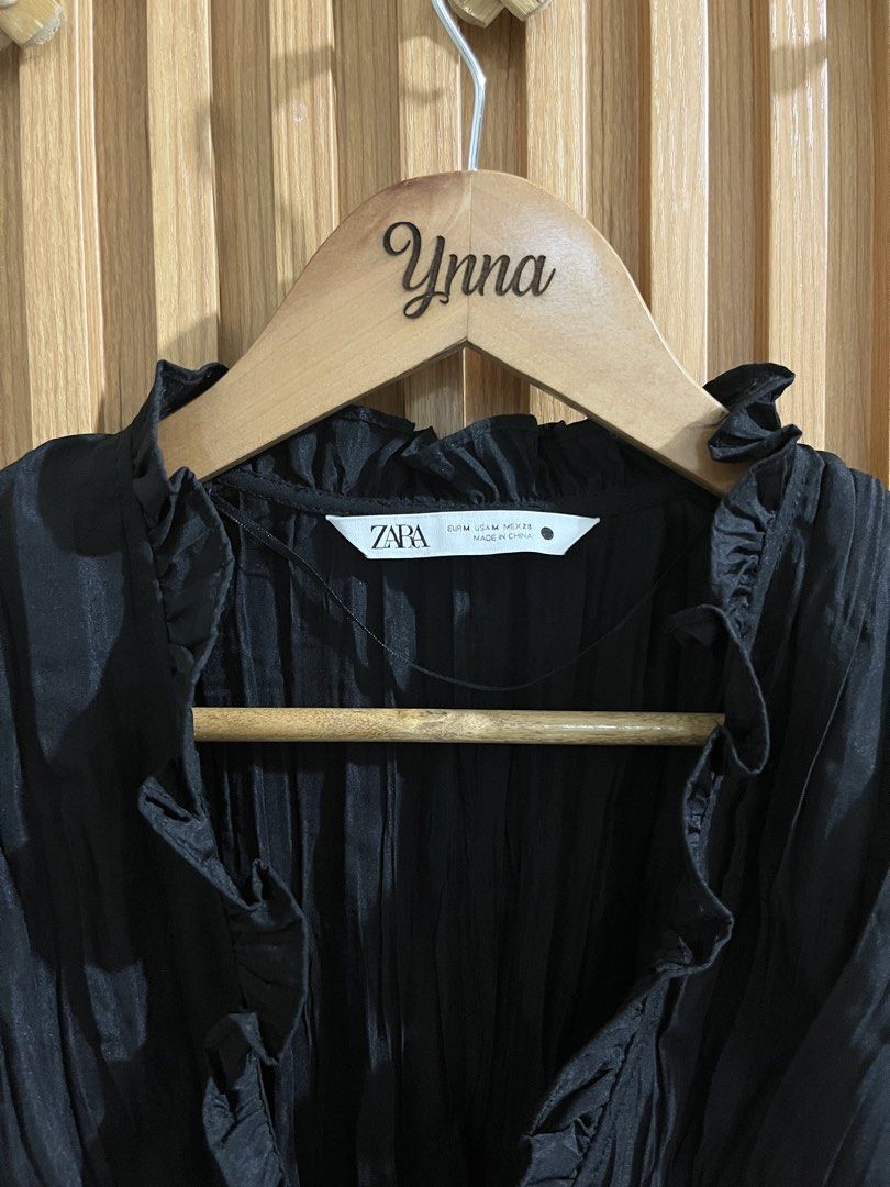 Zara Top (Category: Blouses) located in Caloocan City. Submitted by ynna_27 (Listing ID 1465832796, Image 3). Description: Zara Blouse Used - Good as new Color : Black Medium - Large Issue : x Price 580.