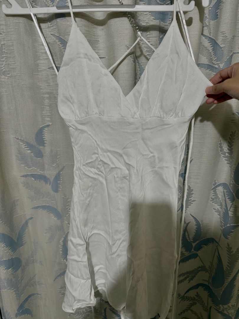 Zara white dress (Category: Dresses) located in Rizal. Submitted by lmbelle (Listing ID 1465939984, Image 1). Description: Backless and a short dress Length from underboob to bottom - 48 cm.