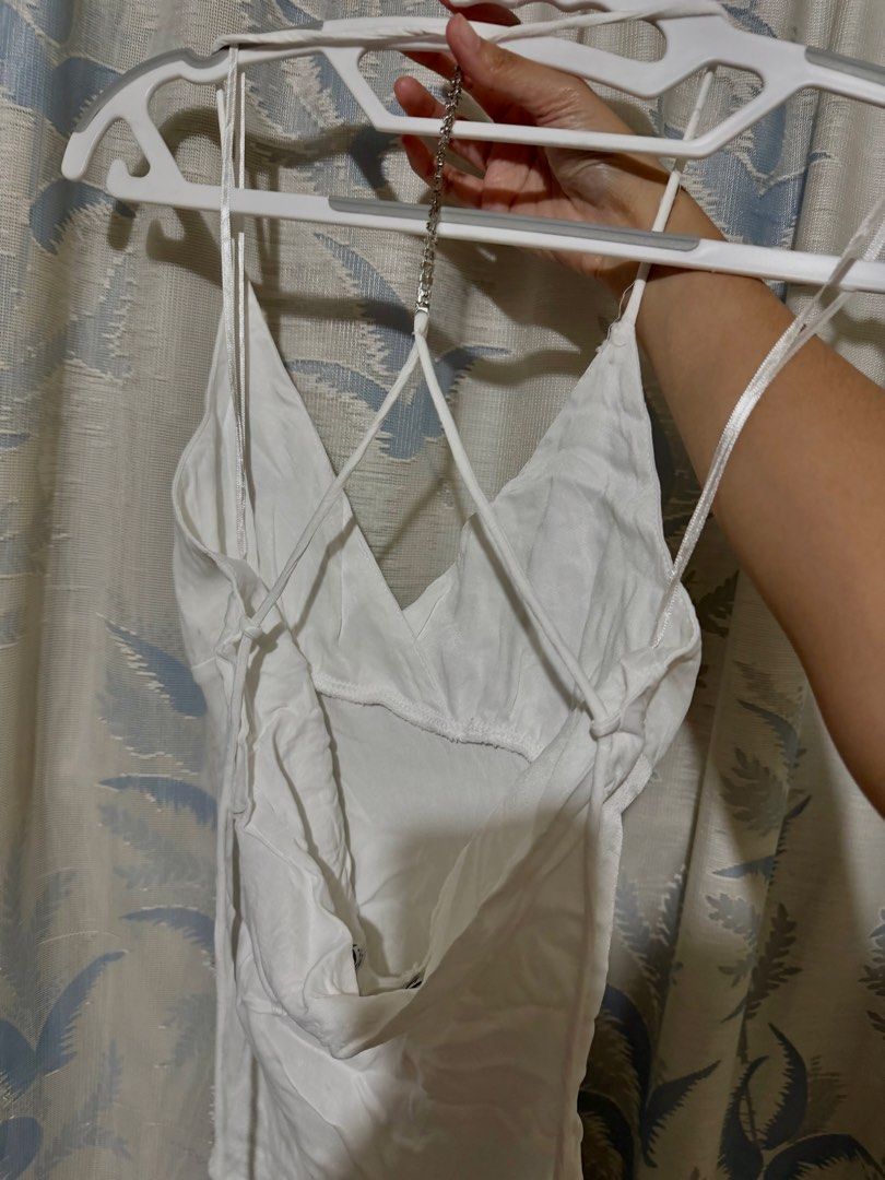 Zara white dress (Category: Dresses) located in Rizal. Submitted by lmbelle (Listing ID 1465939984, Image 2). Description: Backless and a short dress Length from underboob to bottom - 48 cm.