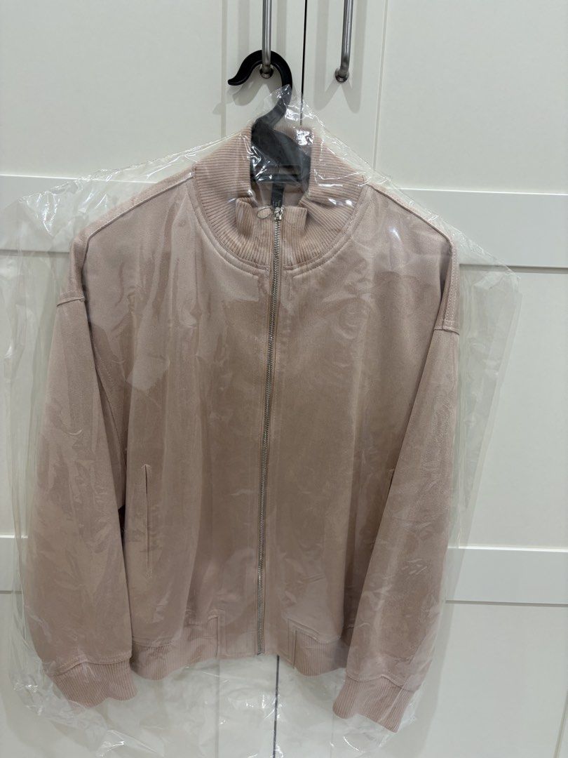 Zip Jacket (Category: Coats, Jackets and Outerwear) located in Kuala Lumpur. Submitted by syasha.05 (Listing ID 1465804399, Image 1). Description: .