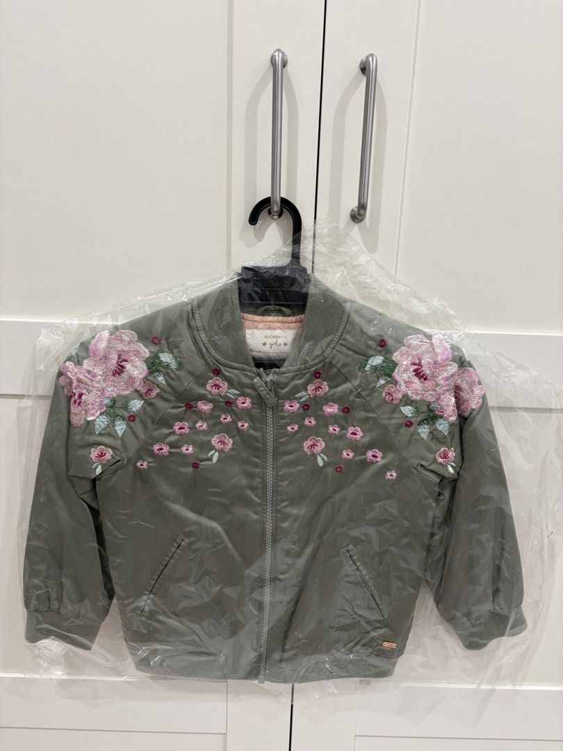 Zip jacket (Category: Babies & Kids Fashion) located in Kuala Lumpur. Submitted by syasha.05 (Listing ID 1465806635, Image 1). Description: .