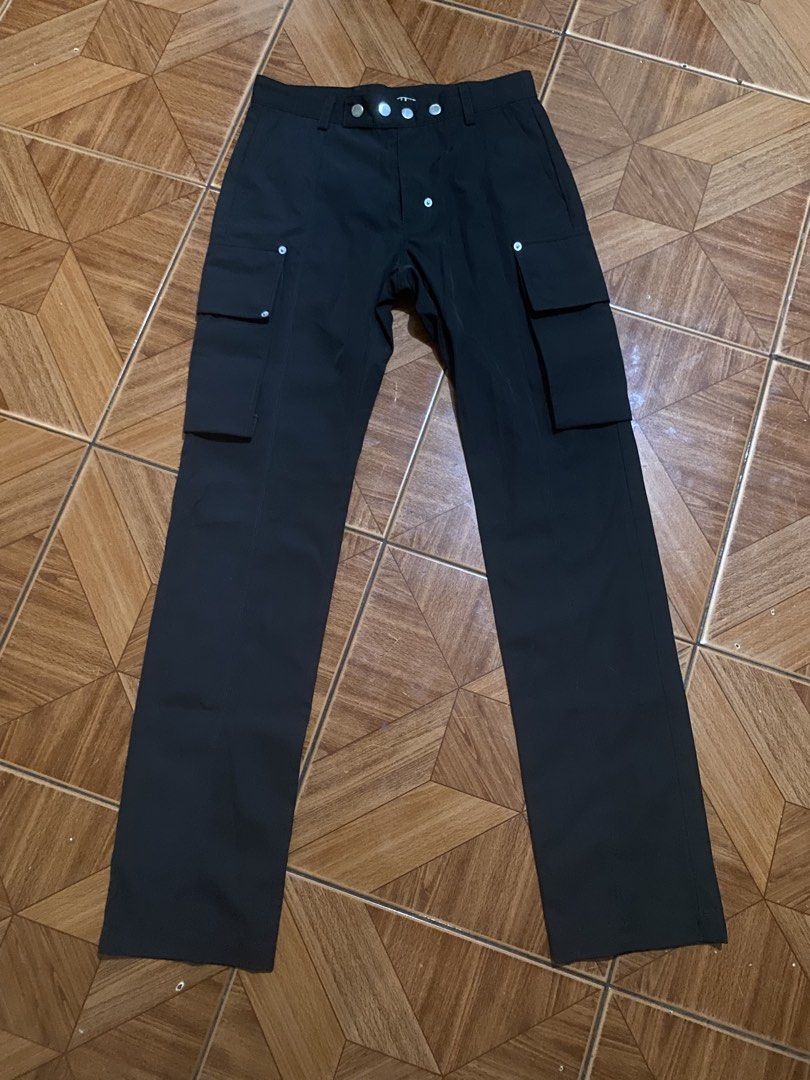1017 ALYX 9SM cargo pants (Category: Luxury Apparel) located in Tacloban City. Submitted by rafakkfinds (Listing ID 1465971603, Image 1). Description: 1017 ALYX 9SM cargo pants Size 44 on Tag 30-32 8 HEM .