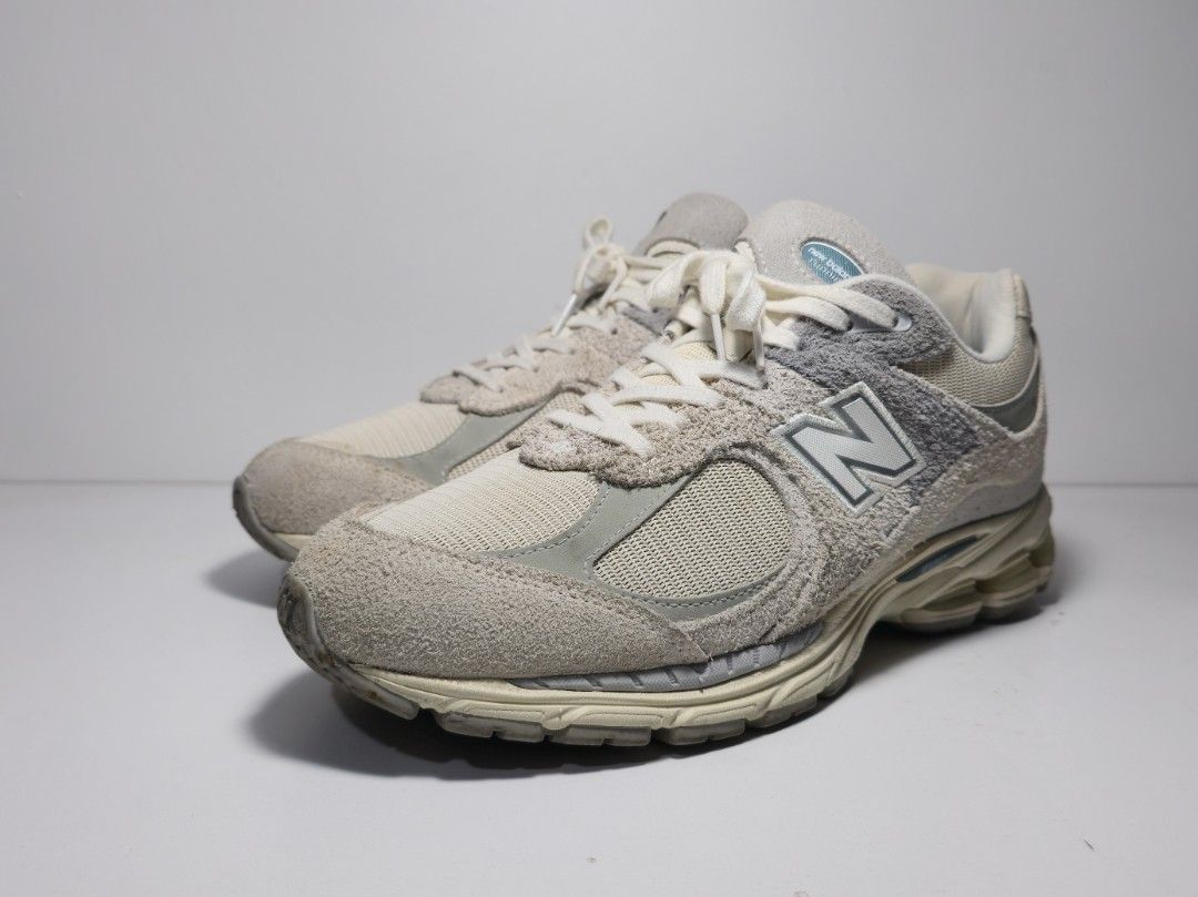 2002r Linen Concrete (Category: Sneakers) located in Cebu City. Submitted by joelcooper (Listing ID 1466086977, Image 2). Description: -size 10 -no box -8/10 condition -restitched tongue on left shoe -pair is in cebu, can ship.